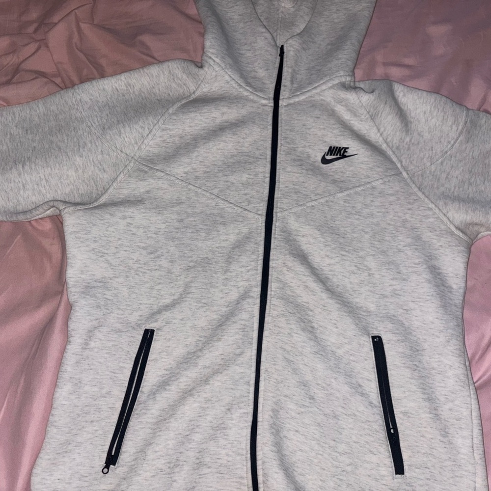 Nike Women's Light Gray Tech Fleece